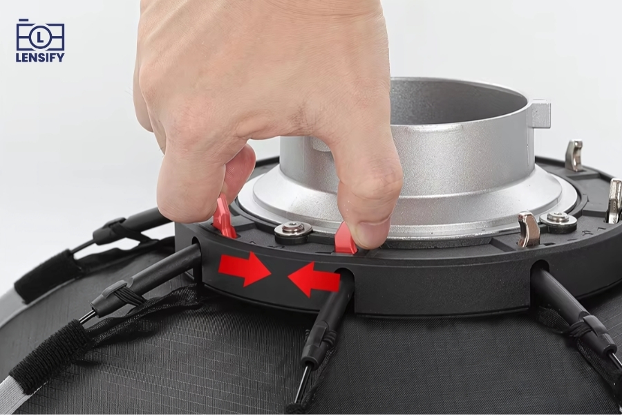 Khoá chốt chắc chắn giúp thao tắc lắp mở dễ dàng hơn.