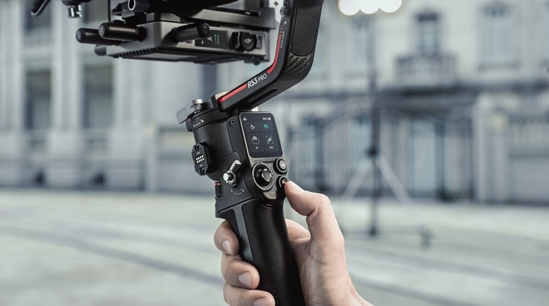 DJI RS 3 Pro trang bị nút bấm ghi thuận tiện trên tay cầm