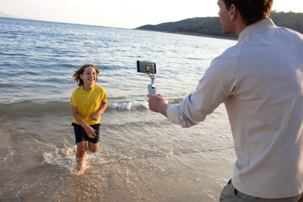 Chế độ Parents & Kids giúp ghi lại khoảnh khắc gia đình tuyệt vời, với gimbal tự động điều chỉnh chuyển động camera