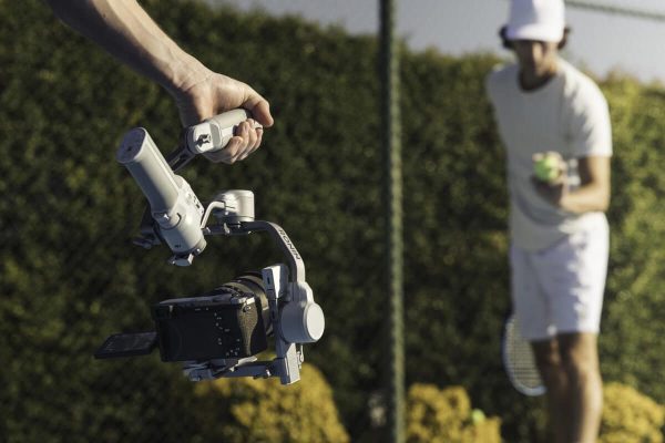 Tay cầm đôi thế hệ mới dành cho RS4 Mini được DJI thiết kế tối ưu, giúp thao tác linh hoạt hơn khi quay góc thấp