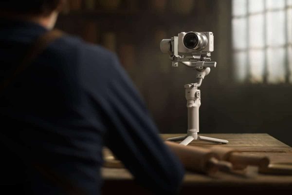 DJI RS 4 Mini tích hợp khóa trục tự động, giúp ba trục mở khóa ngay khi bật nguồn và tự động khóa khi tắt hoặc vào chế độ ngủ