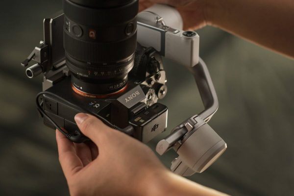 Module theo dõi thông minh DJI RS có giá treo từ tính với cơ chế nhả nhanh, cho phép gắn vào trục nghiêng chỉ trong một giây