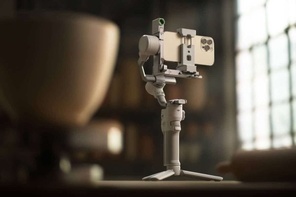 DJI RS 4 Mini cho phép kích hoạt hoặc dừng chế độ theo dõi chỉ với một thao tác đơn giản