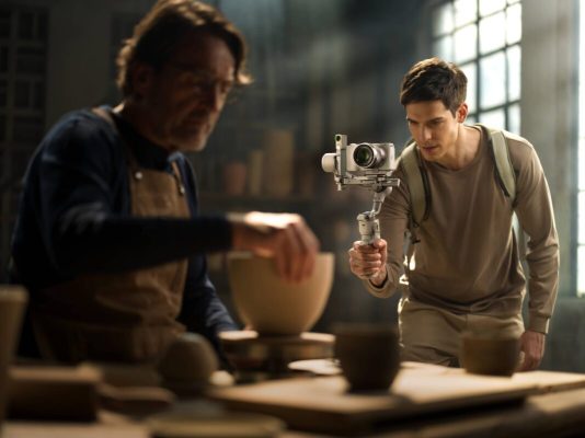 DJI RS 4 Mini tích hợp thuật toán ổn định RS thế hệ 4, tối ưu độ cân bằng và cảm giác điều khiển, mang đến trải nghiệm quay phim mượt mà, tự nhiên