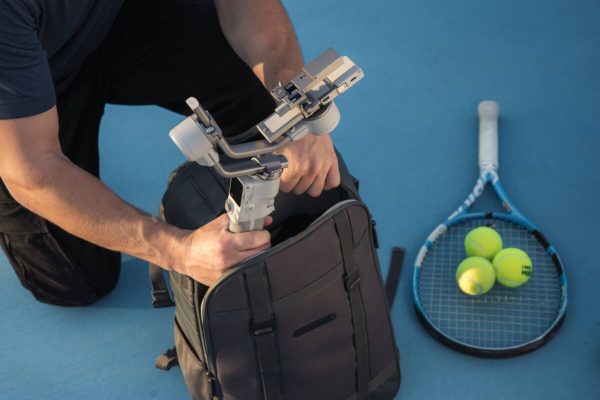 DJI RS 4 Mini chỉ nặng 890g nhưng vẫn đảm bảo tải trọng mạnh mẽ, giúp bạn thoải mái sáng tạo trong thời gian dài mà không lo mỏi tay